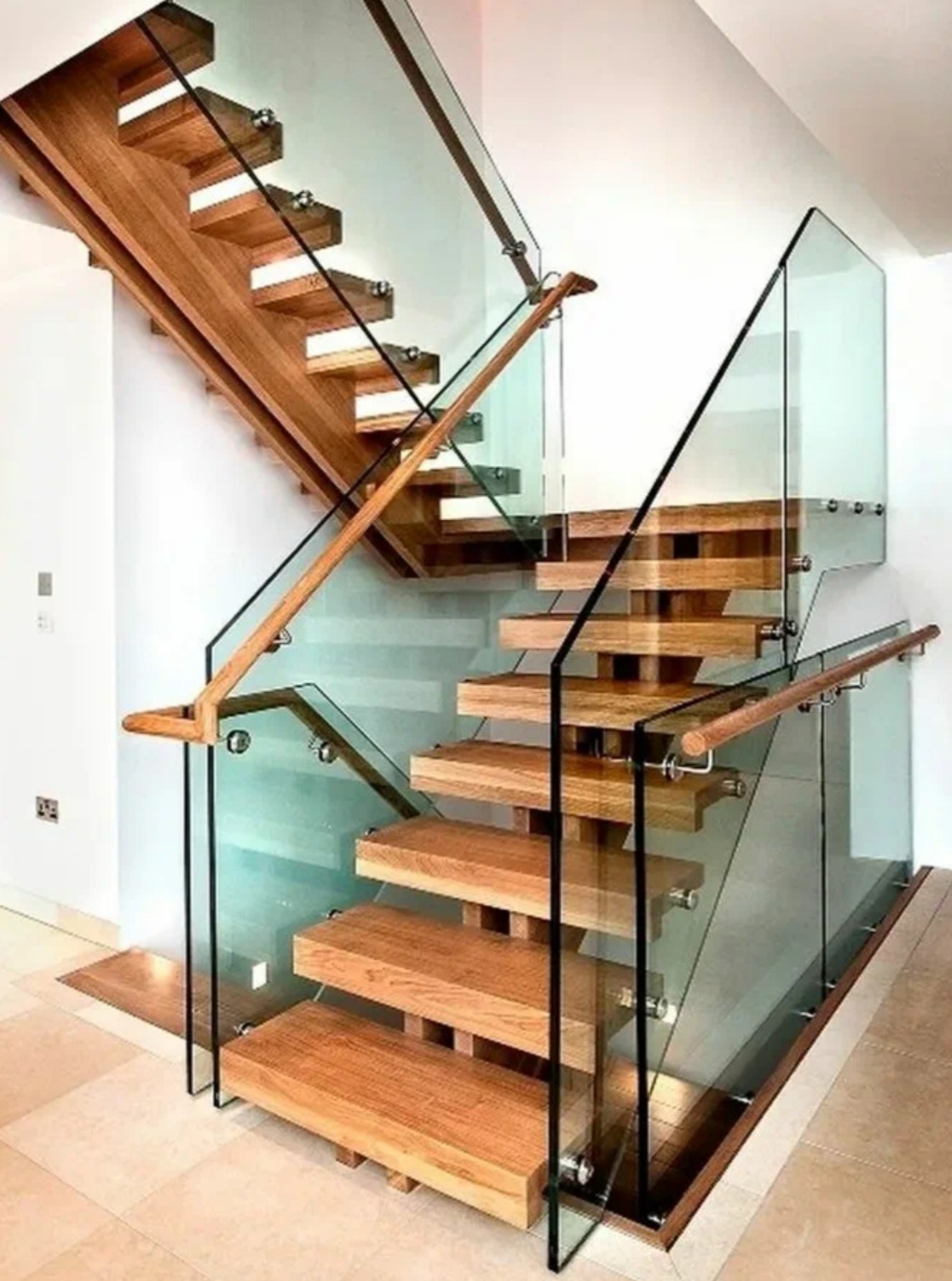 деревянная лестница с стеклянным ограждением